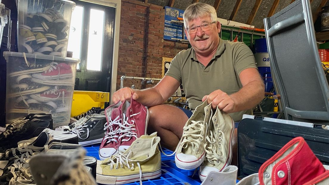 Rieks Dijkstra laat de schoenen zien die een tweede leven hebben gekregen