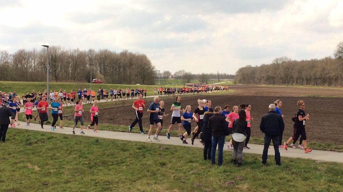 Honderden hardlopers bij eerste editie 4 Mijl van Emmen RTV Drenthe
