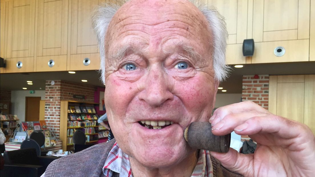 August Weikamp straalt met zijn 74 jaar oude scheerkwast in het WO2 Café Nijverdal