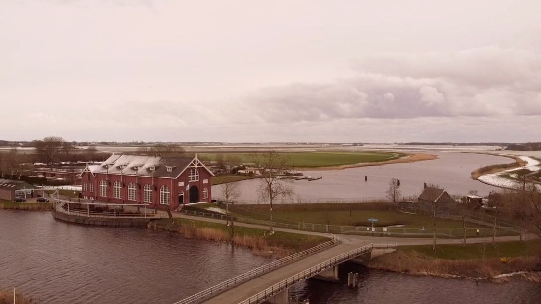 Bij gemaal Electra ligt nog wat sneeuw op het dak