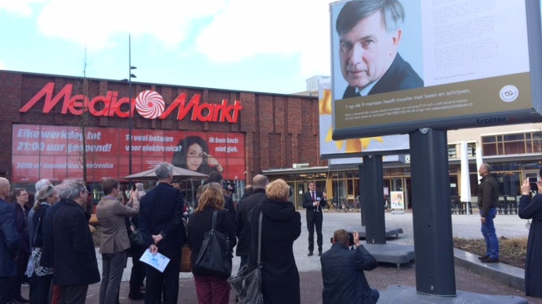 Een billboard op het Noorderplein in Emmen om laaggeletterdheid onder de aandacht te brengen