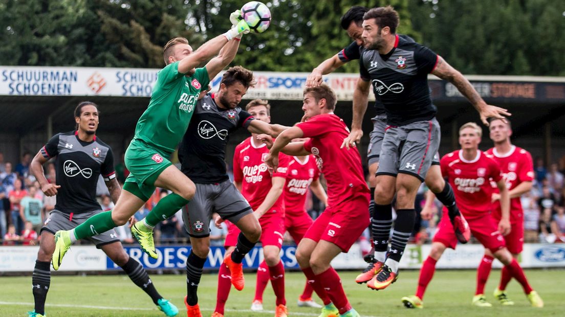FC Twente-doelman Nick Marsman stompt de bal weg
