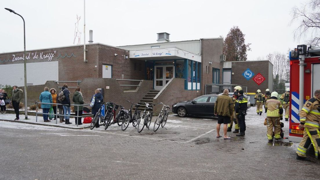 Badgasten moeten warme zwembadwater verruilen voor koude buitenlucht