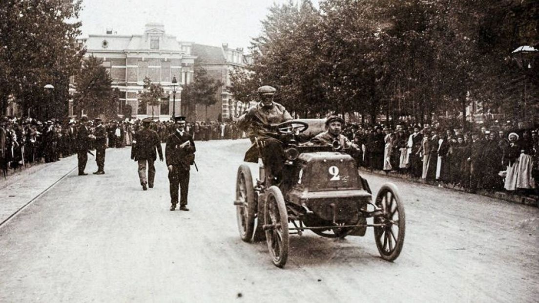 Deelnemer autorally op Sint Annalaan.