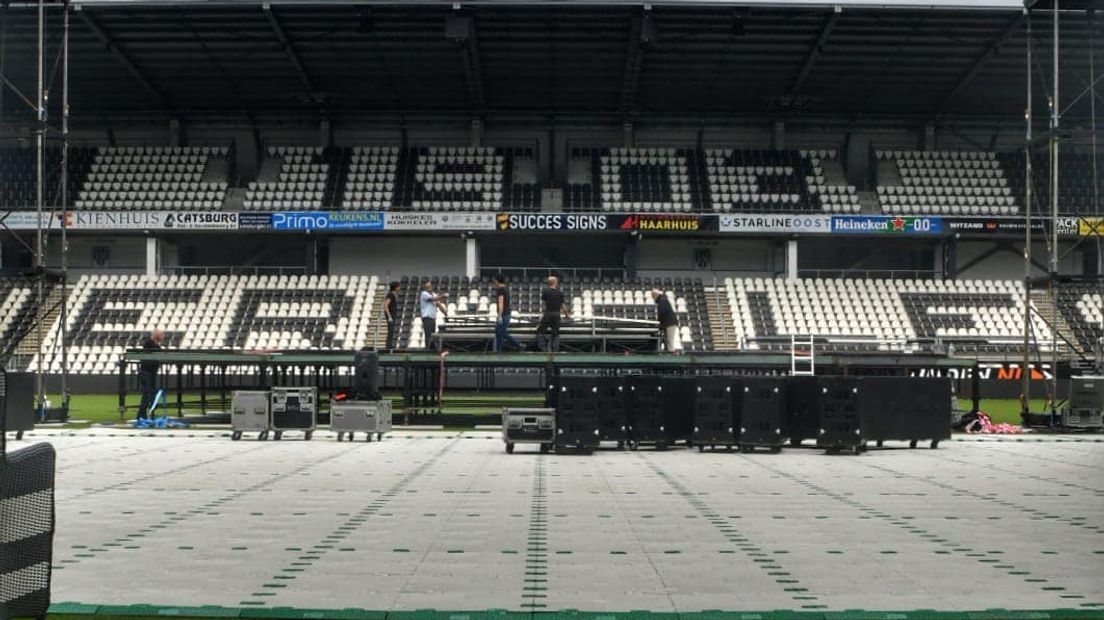 Het podium voor het concert Gelijkspel in Erve Asito wordt opgebouwd.