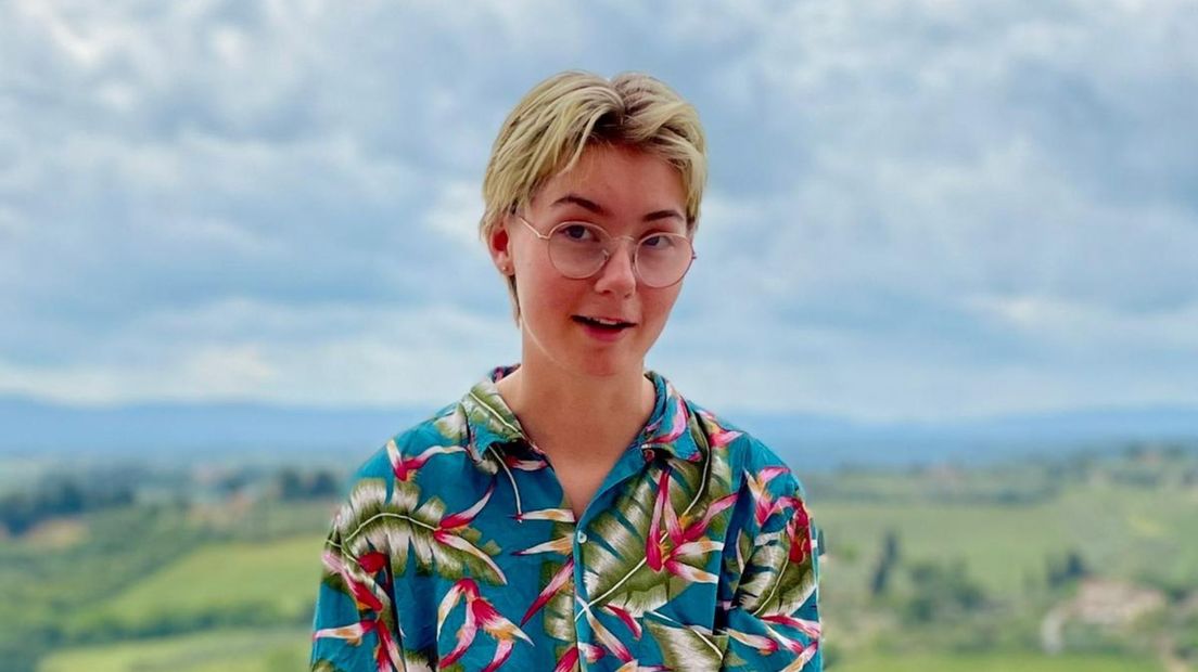 Doris Schillings vaart mee tijdens de Canal Pride in Amsterdam