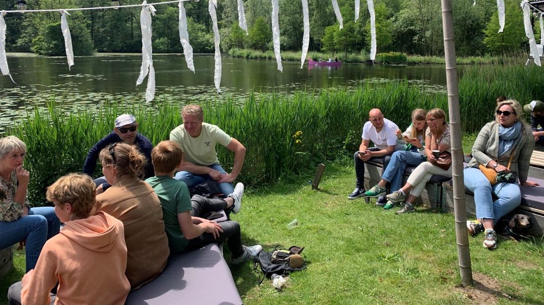 Bezoekers van Krang bij de vijver in stadspark Weusthag in Hengelo.