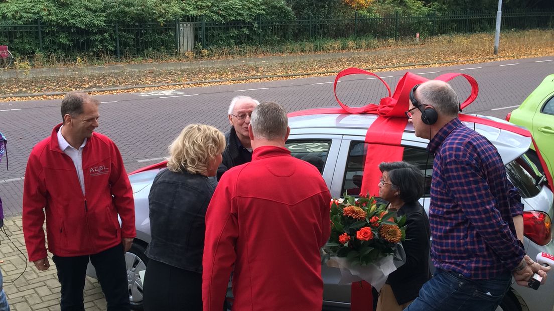 Adriaan Boer wordt gefeliciteerd met zijn nieuwe auto