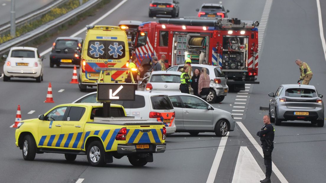 Verkeer kan via de linker rijstrook langs het ongeluk