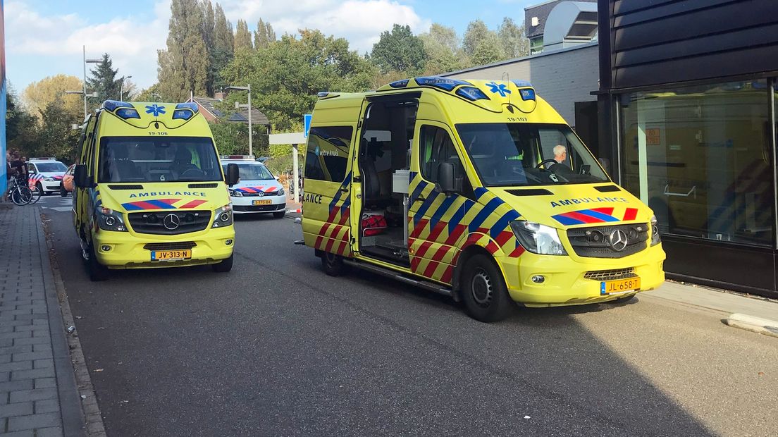 Ambulances bij zwembad Omnium in Goes na aantreffen levenloos jongetje