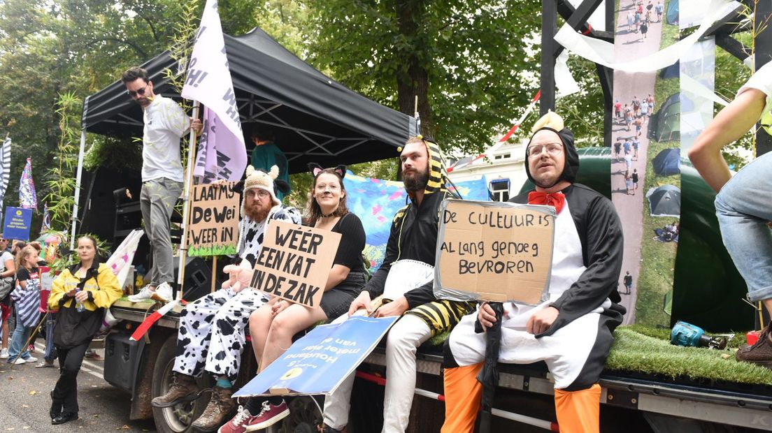 De demonstranten op één van de deelnemende wagens.