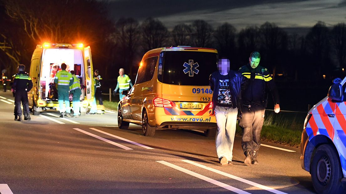 De arrestant had moeite om op zijn benen te staan.