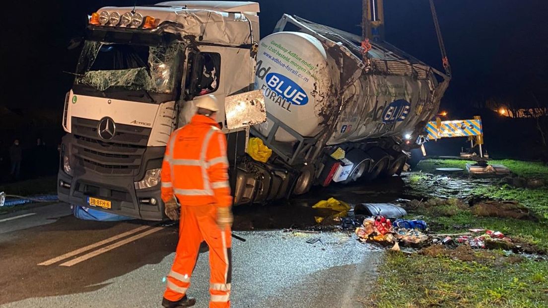 Vrachtwagen bij Yara staat weer overeind.