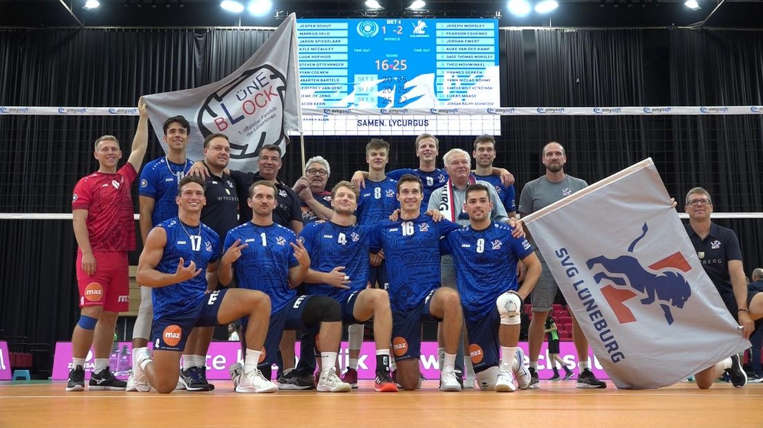 Van de Kamp, staand met nummer vijf, op de teamfoto met Lüneburg