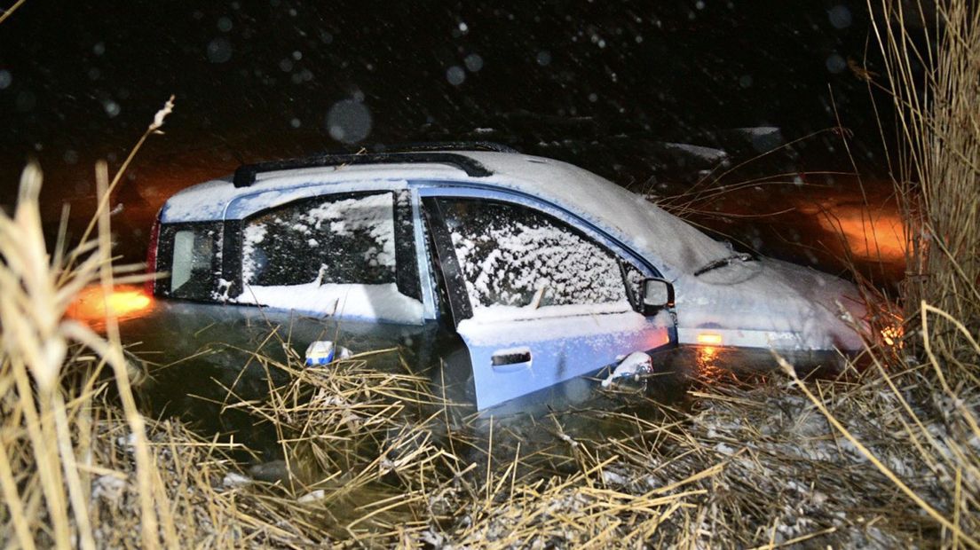Bij Loppersum raakte een auto te water