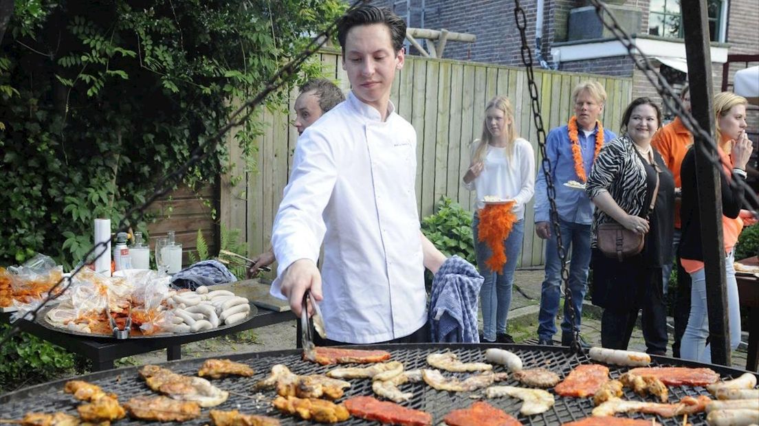 Het vlees ligt op de barbecue