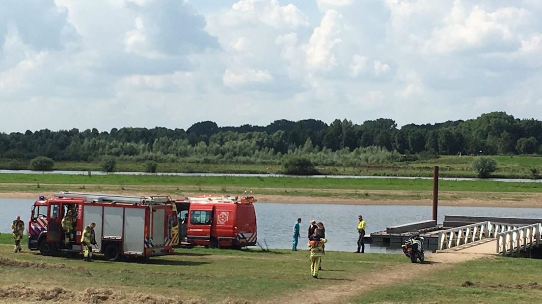 Zoektocht naar persoon in het water in Deventer