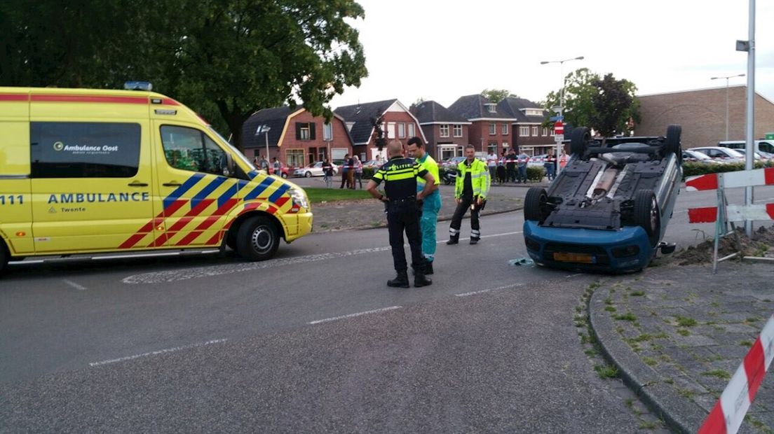 Bij een aanrijding in Enschede belandde een auto op de kop
