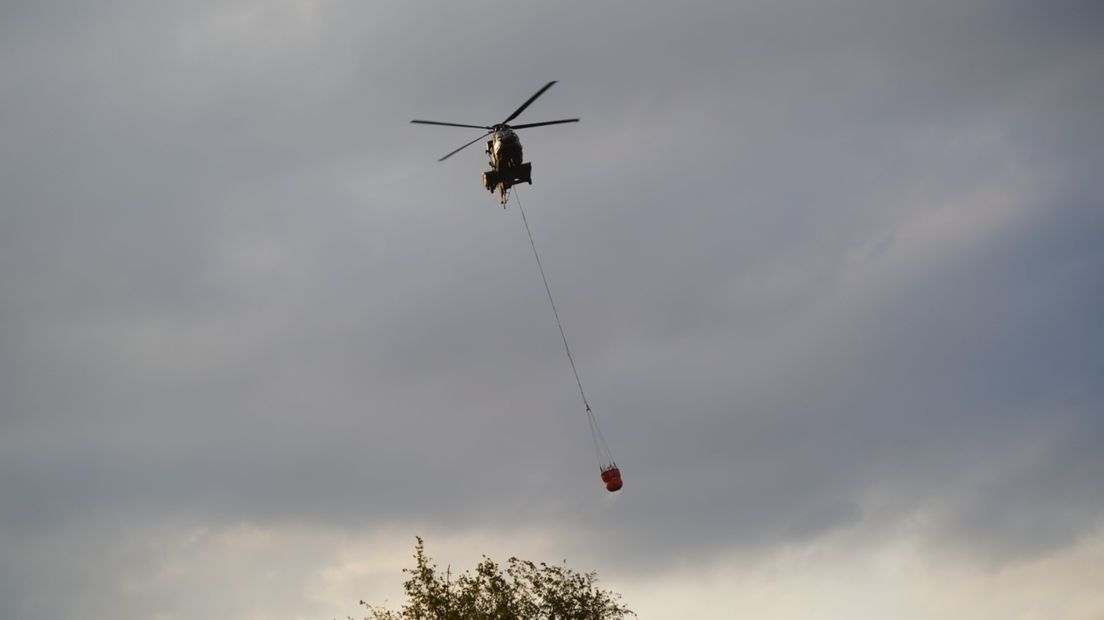 Helikopters van het leger helpen mee met blussen.