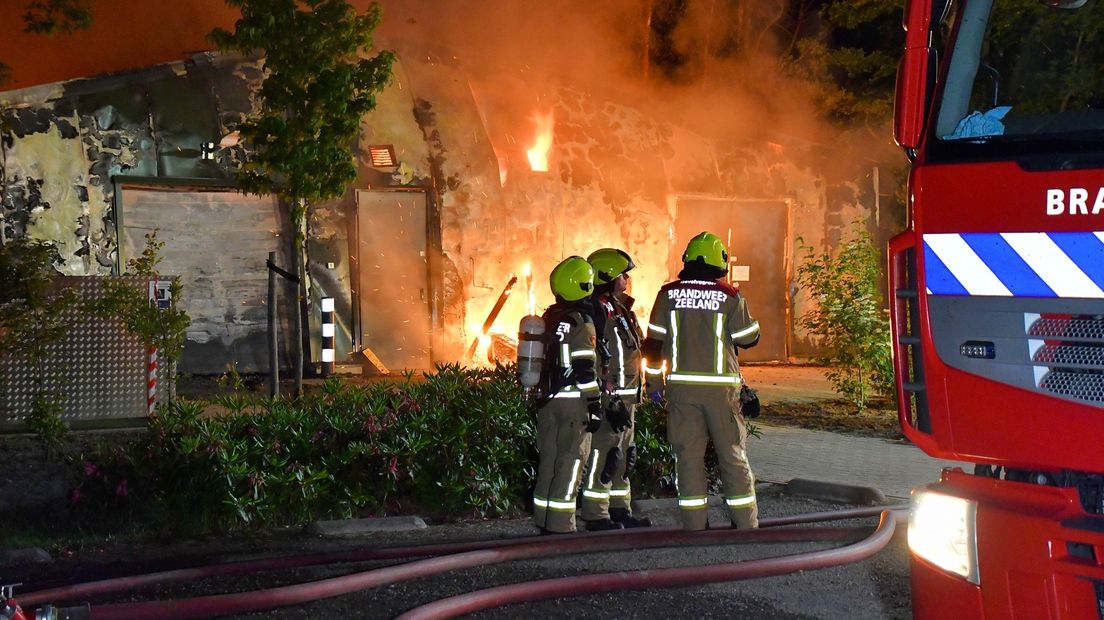 Brand in loods van golfclub in Axel