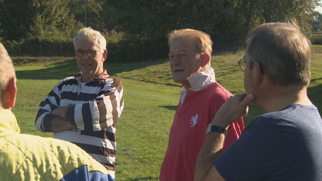 De rugbyers krijgen de laatste instructies
