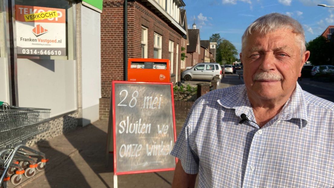 Henk Radstake moet steeds verder fietsen voor een pinautomaat.