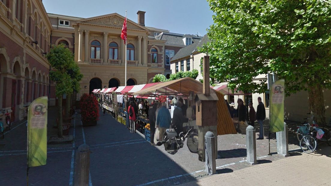 Harmonieplein met marktkraampjes