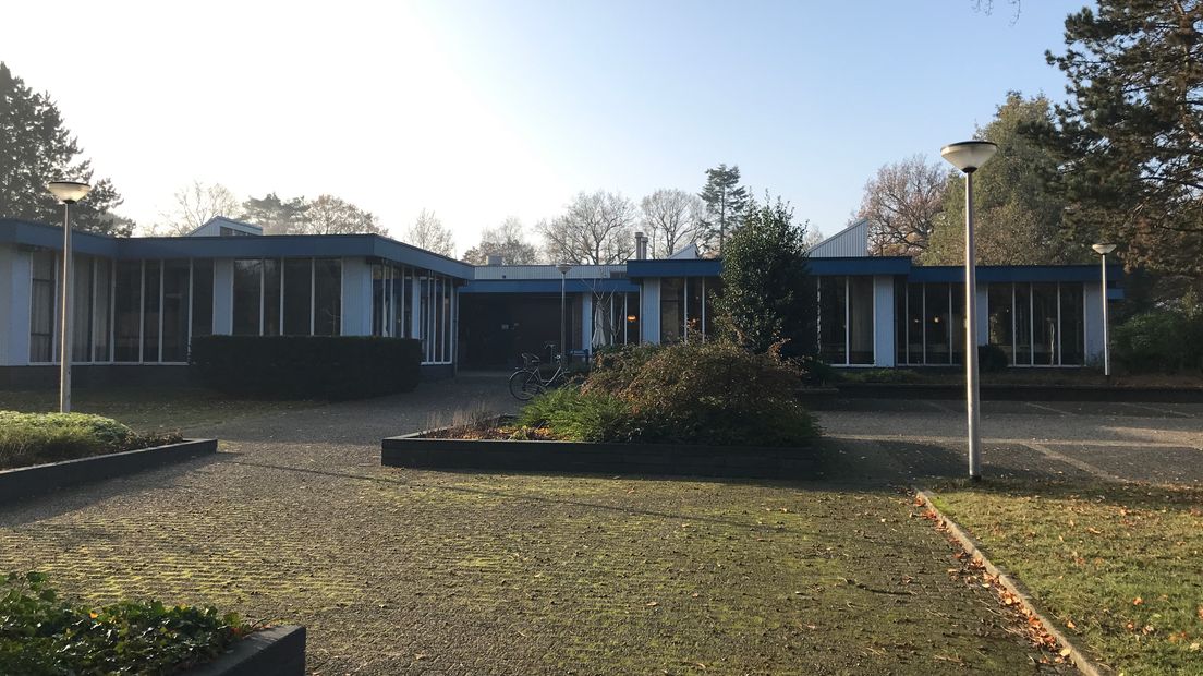 Gebouw De Schakel staat grotendeels leeg, na sluiting van de dienstkeuken, en zou wel gesloopt kunnen worden (Rechten: Margriet Benak / RTV Drenthe)