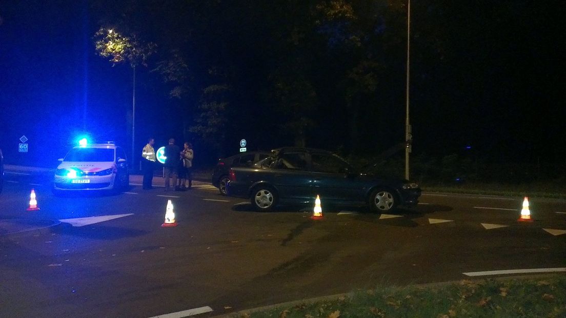 Op de Schelmseweg in Arnhem zijn donderdagavond twee auto's op elkaar gebotst.Een bestuurder zat bekneld en moest uit zijn auto worden gezaagd.
