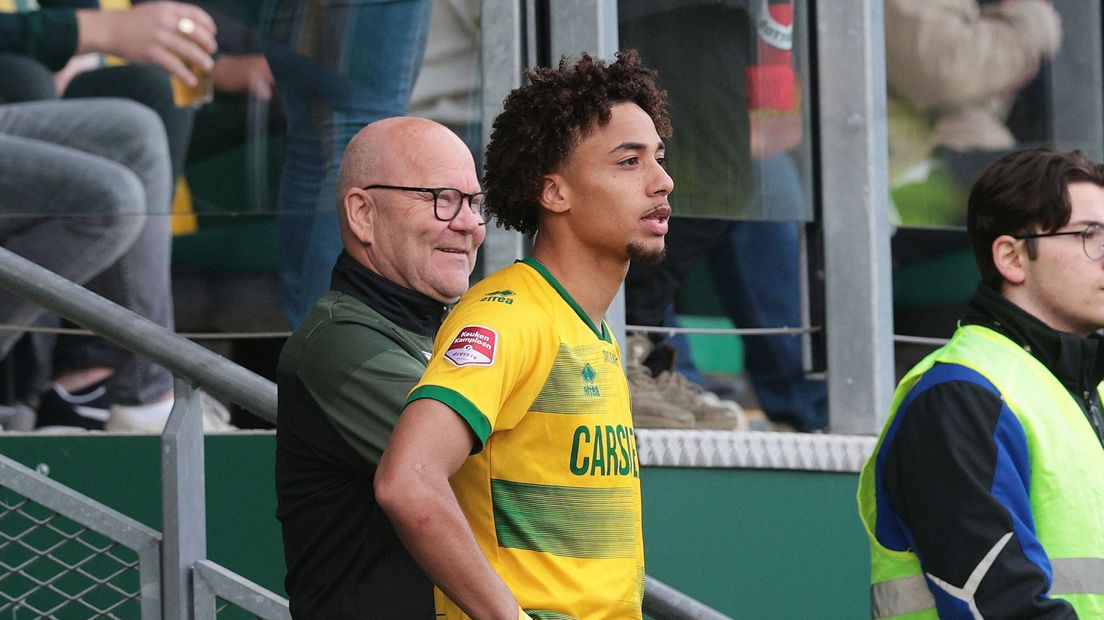 Tyrese Asante kijk met spanning naar het duel na zijn rode kaart