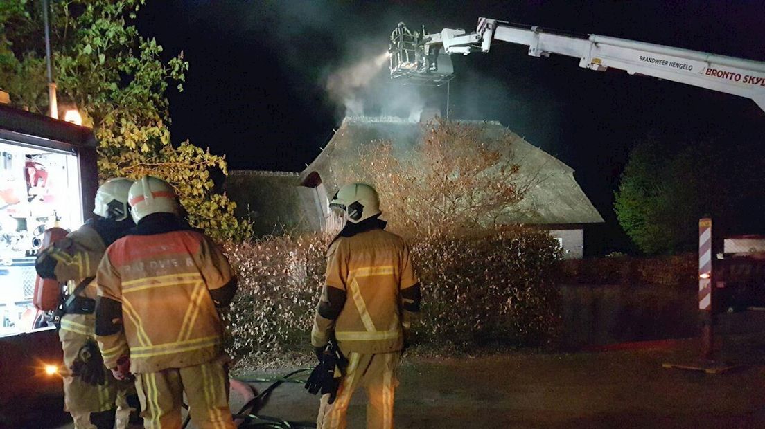 Brand in rieten dak van woning in Ambt Delden