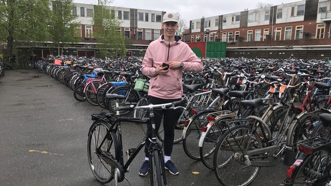 Bjarne van der Laan haalt zijn fiets op