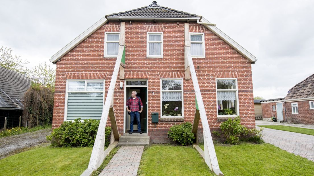 Een inwoner van Loppersum in zijn gestutte woning