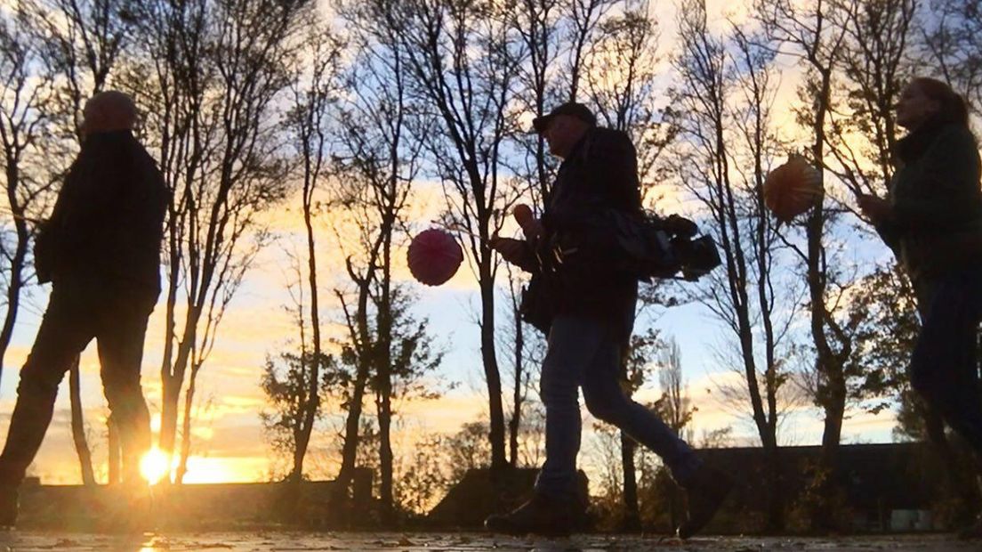 Een ondergaande zon tijdens lichtjelopen