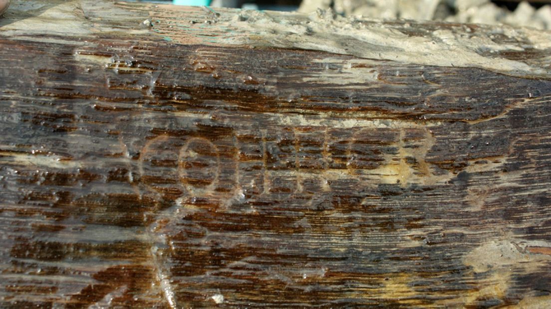 Op een van de palen staat de inscriptie 'COH II CR'.