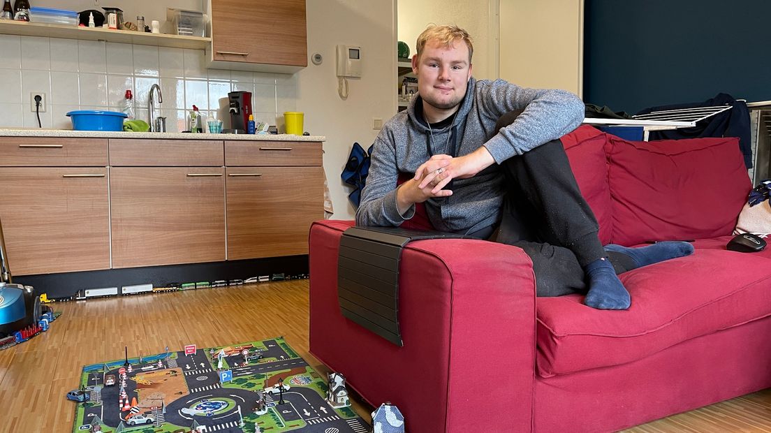 Djemai in zijn appartement