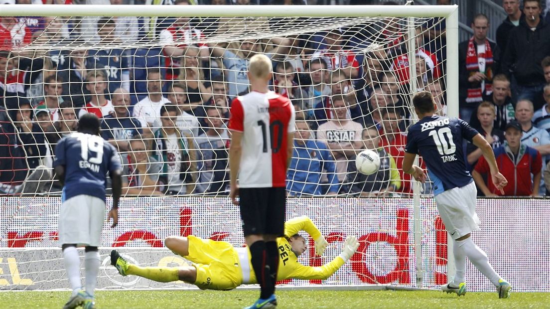 Dusan Tadic benutte namens FC Twente een strafschop tijdens de laatste overwinning in De Kuip