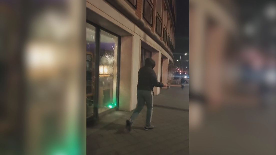 Man met hamer slaat ruiten van Het Karmijn in