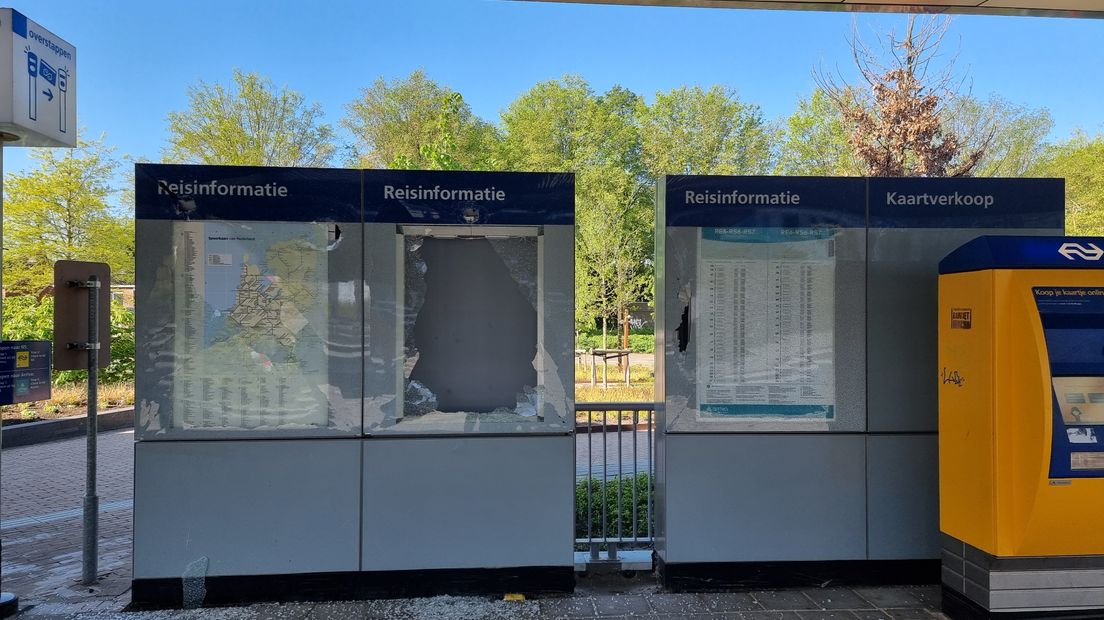 Vernielde informatieborden op station Europark in Groningen