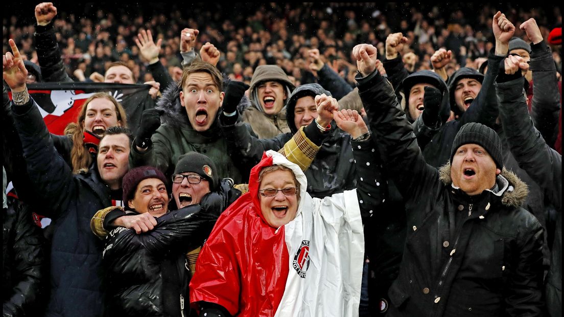 Janneke (met poncho) en Gert-Jan (met muts) gaan los na de zege van Feyenoord op Ajax in 2019 (6-2)