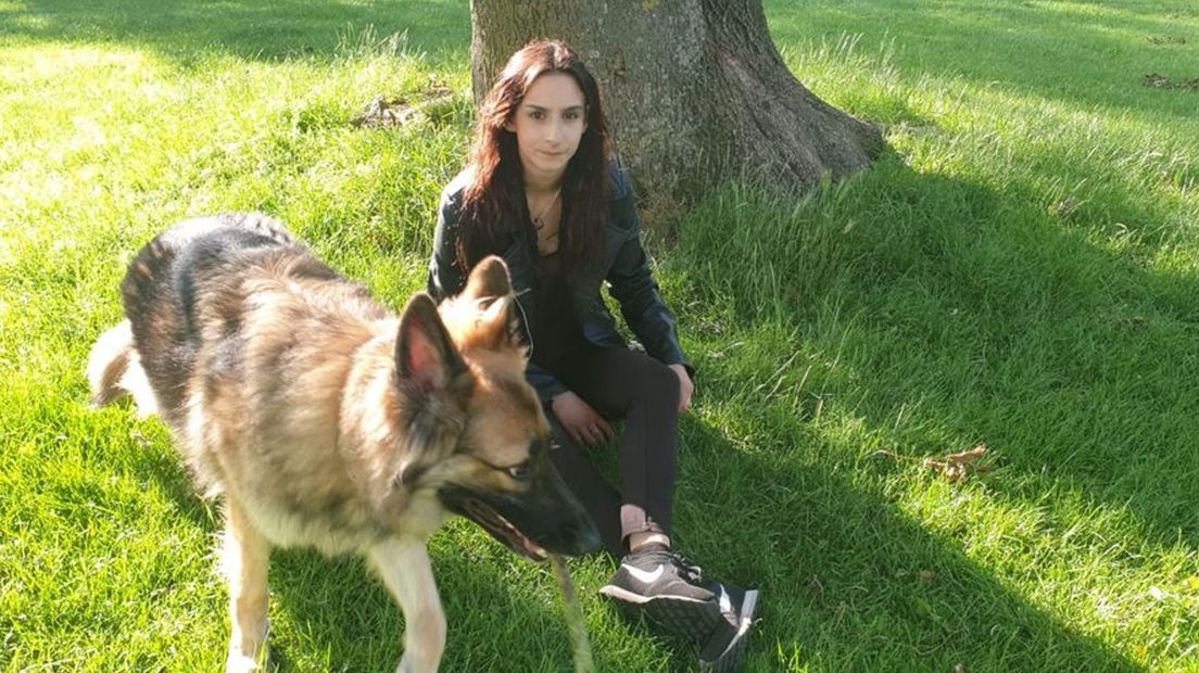 Shelley met een van haar honden.