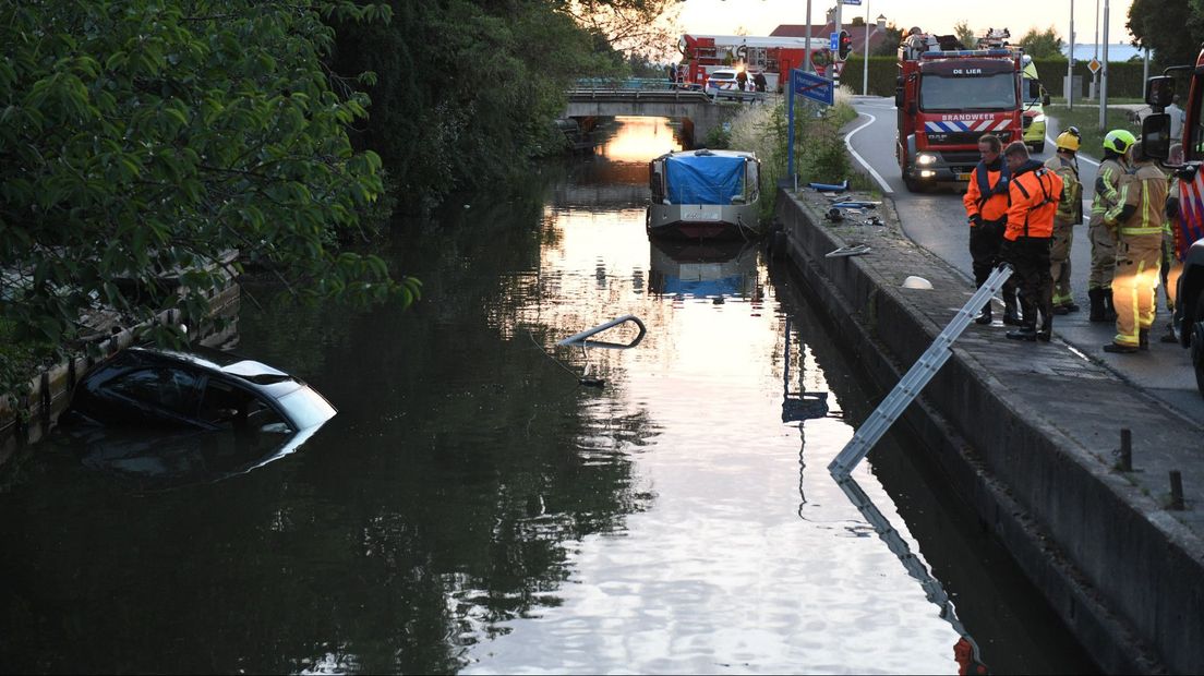 Auto te water aan de Nieuweweg in Honselersdijk