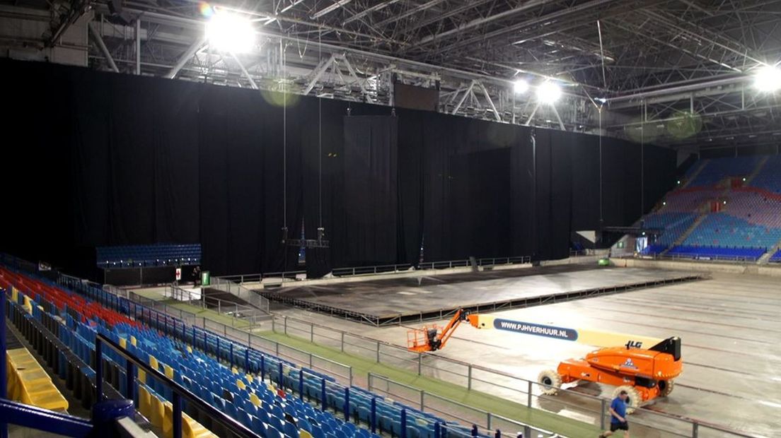 Het podium van Elton John is liefst 65 meter breed.