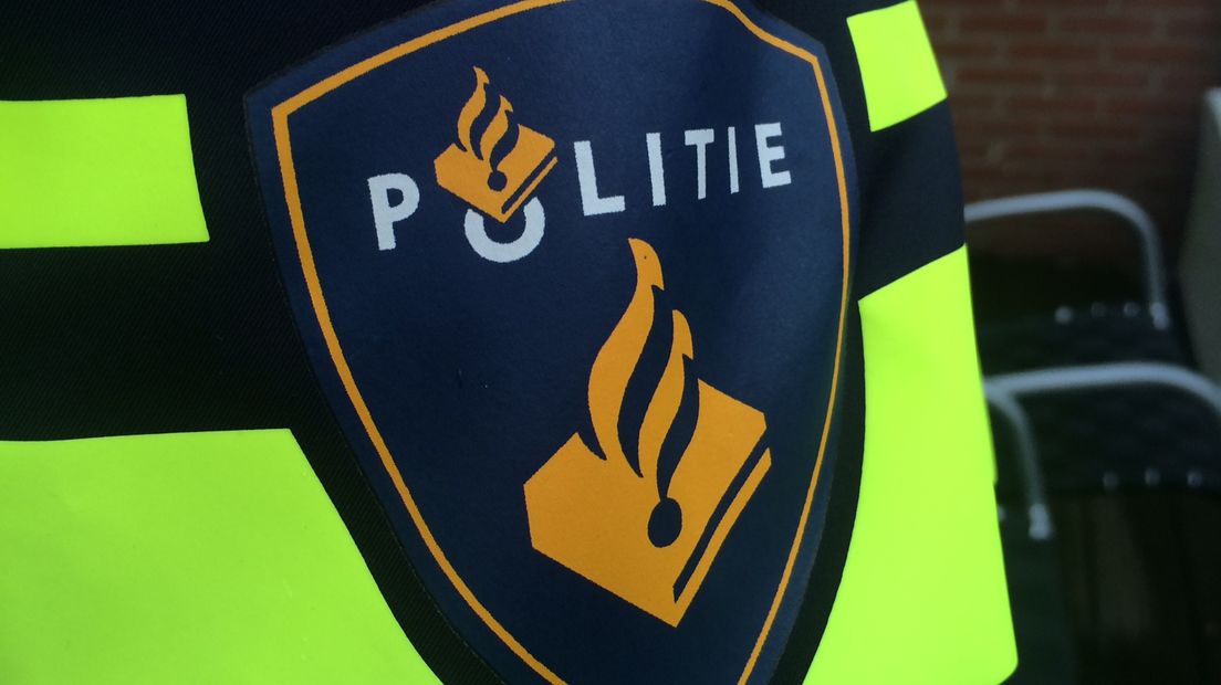 Politie valt woningen in Emmen en Zuidlaren binnen (Rechten: RTV Drenthe)