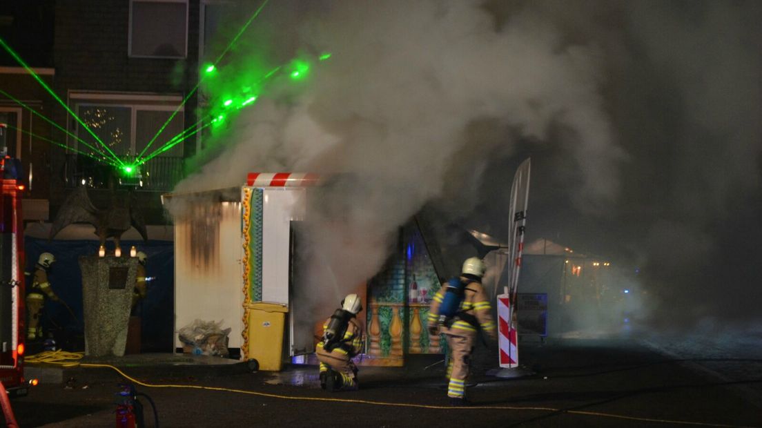 Bij het kerstevenement Huissen bij Kaarslicht is zaterdagavond rond 18.00 uur de oliebollenkraam in brand gevlogen. Twee gewonden zijn met brandwonden naar het ziekenhuis gebracht. De plek rondom de oliebollenkraam is afgezet. Het evenement ging door.