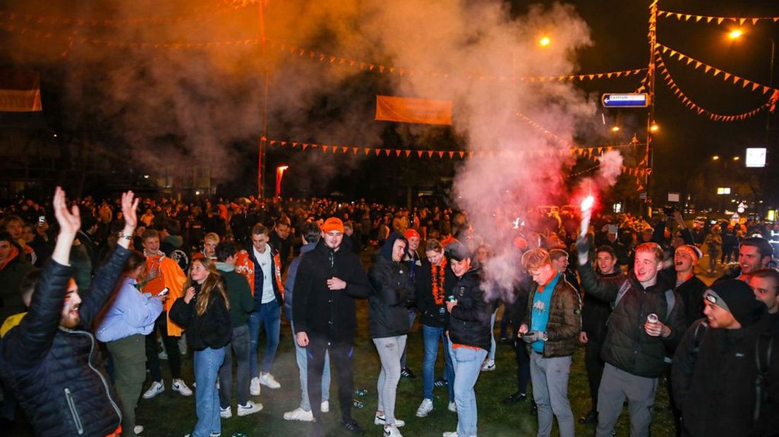 Oranjefans op de rotonde in Apeldoorn.