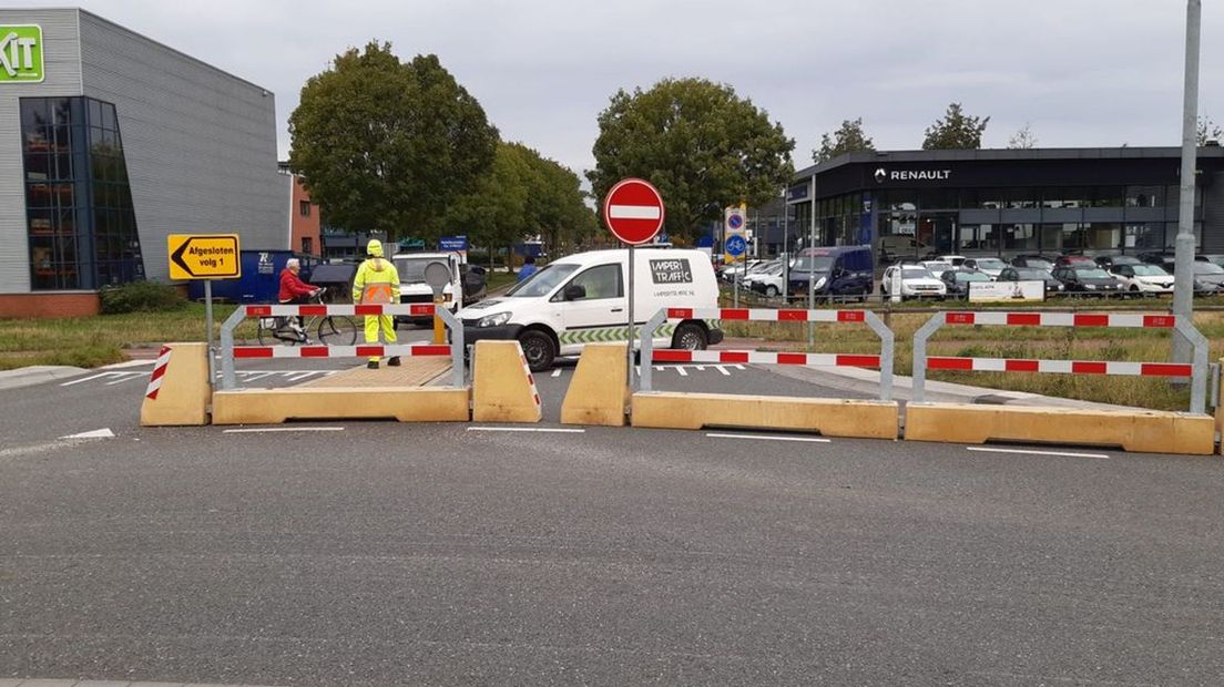 Betonblokken op de rotonde aan de Energieweg in Doetinchem