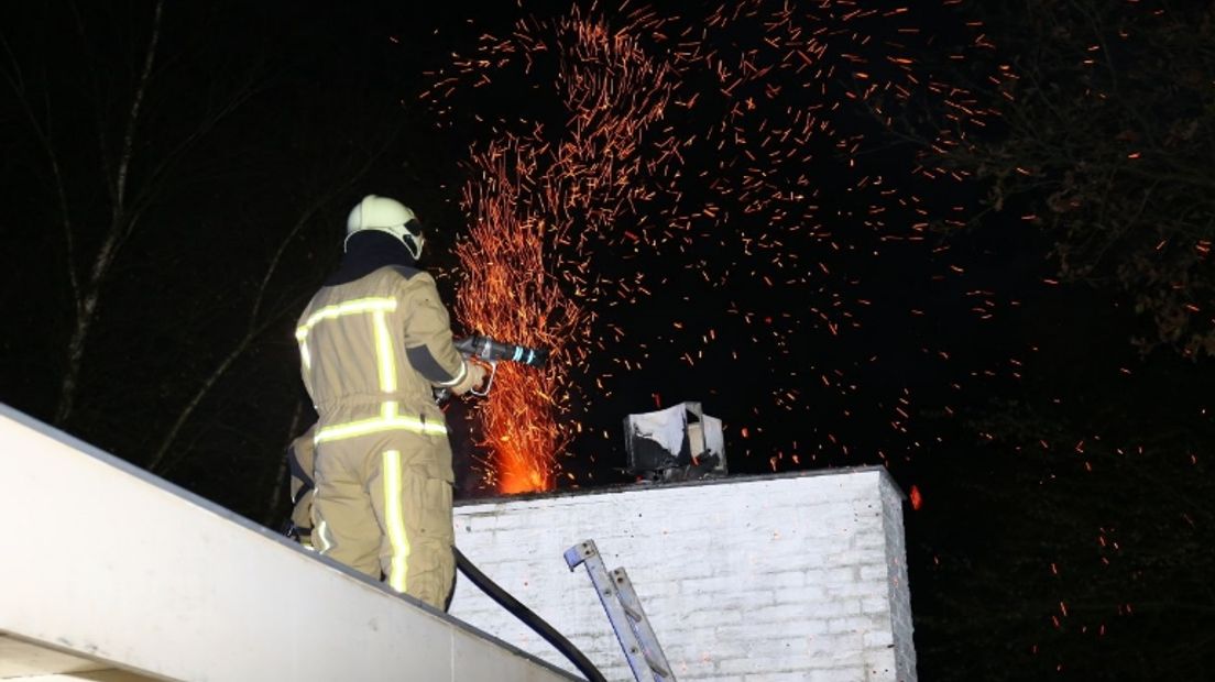 Met een ramoneur bluste de brandweer de schoorsteenbrand (Rechten: Van Oost Media)