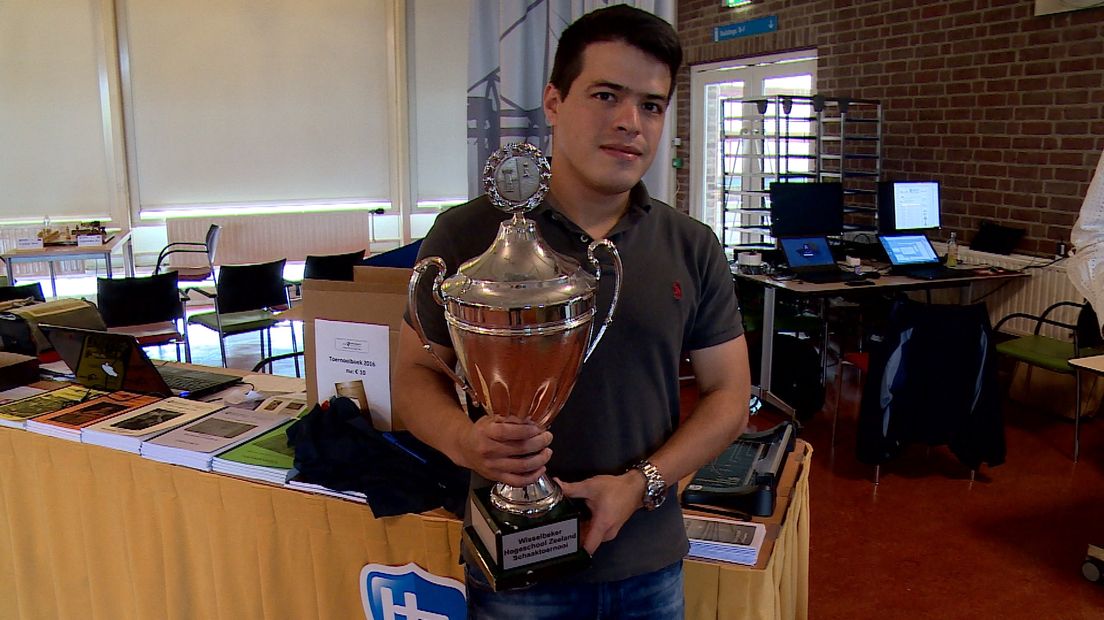 De schaker uit Venezuela met de wisselbeker