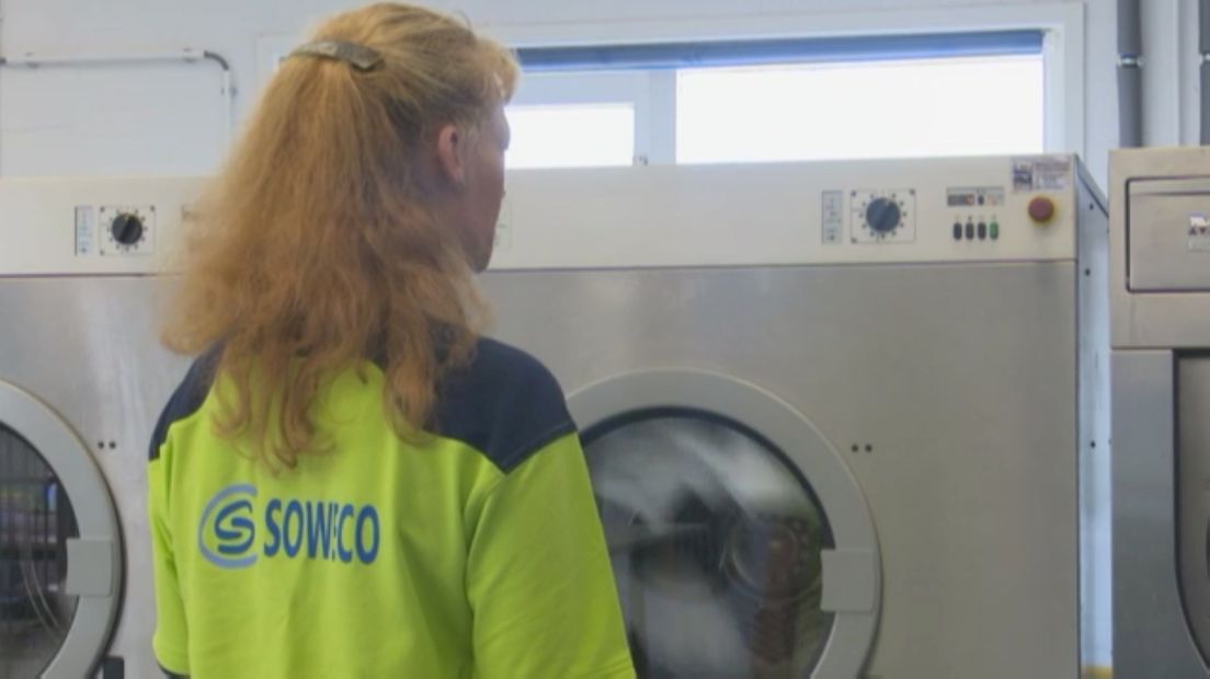 Medewerkster Soweco is bezig met de was